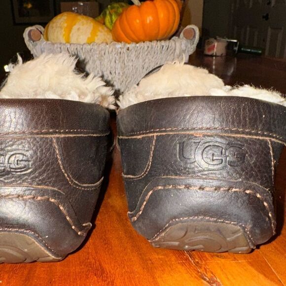 UGG
Men's Ascot Water-Resistant Leather Slippers
Sz 12 - Picture 2 of 7